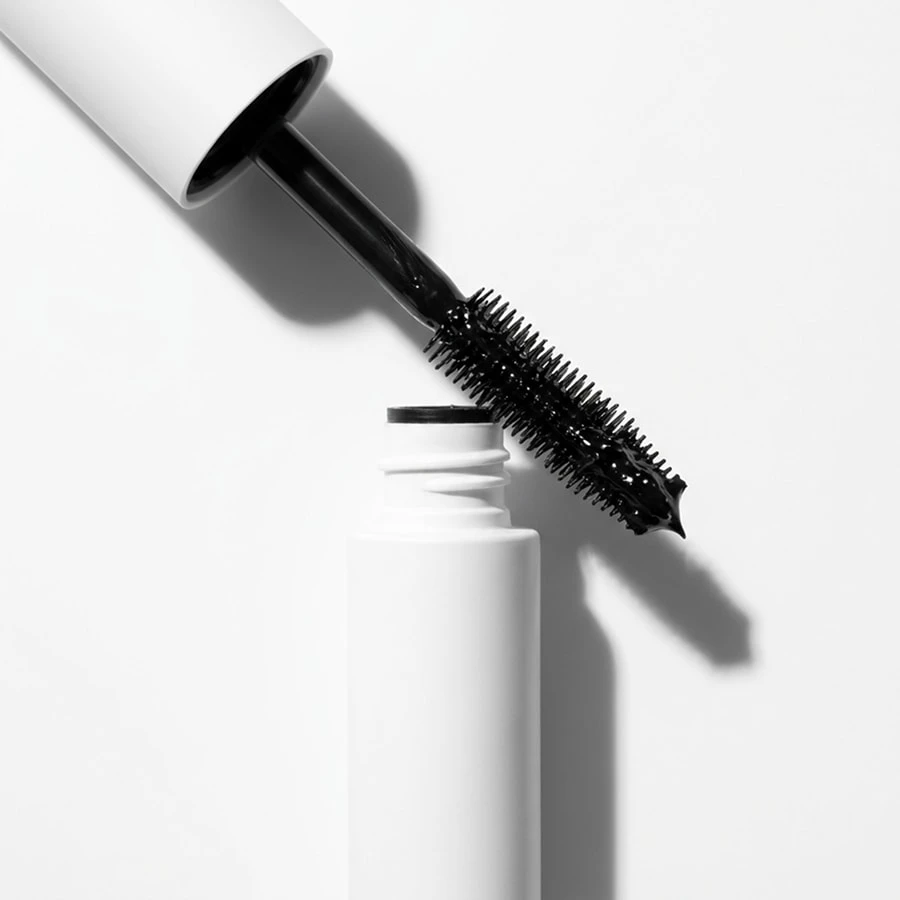 Reference: a white mascara tube with its wand